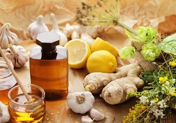Syrop z imbiru, miodu, cytryny i czosnku działa jak naturalny antybiotyk. 