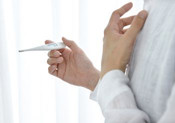 Przyczyny występowania gorączki mimo stosowania antybiotyku przez kilka dni mogą być różne.