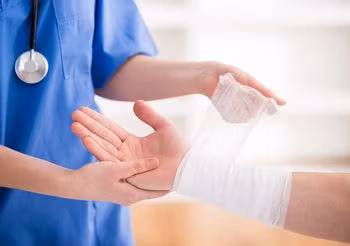 Zgodnie ze współczesną wiedza medyczną, nie jest wskazane stosowanie na ranę oparzeniową popularnych maści antybiotykowych / Fot. Adobe Stock