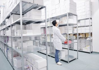 Problem z dostępem do leków nie jest nowy, ale w ostatnim czasie lista brakujących produktów leczniczych uległa wydłużeniu. Farmaceuta w aptece ma jednak kilka możliwości pomocy pacjentowi. Fot. Adobe Stock.