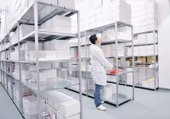Problem z dostępem do leków nie jest nowy, ale w ostatnim czasie lista brakujących produktów leczniczych uległa wydłużeniu. Farmaceuta w aptece ma jednak kilka możliwości pomocy pacjentowi. Fot. Adobe Stock.