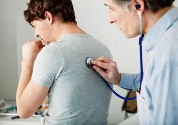 Kaszel przewlekły powinien skłonić nas do skorzystania z wizyty lekarskiej, ponieważ może być objawem wielu poważnych chorób. 