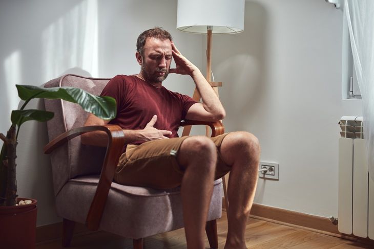 Objawy kandydozy jelit mogą wskazywać na zespół jelita drażliwego. Pacjenci skarżą się przede wszystkim na bóle brzucha, wzdęcia i nudności.