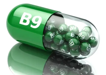 Kwas foliowy to organiczny związek chemiczny z grupy witamin B. Naturalnie obecny jest w żywności, szczególnie w zielonych warzywach liściastych i owocach. /Fot. Adobe Stock