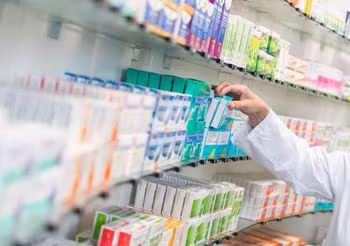 Farmaceuta szuka leku w aptece