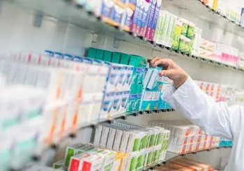 Farmaceuta szuka leku w aptece