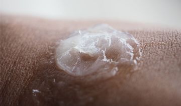Isopropyl myristate (mirystynian izopropylu) w kosmetykach – działanie, zastosowanie i bezpieczeństwo