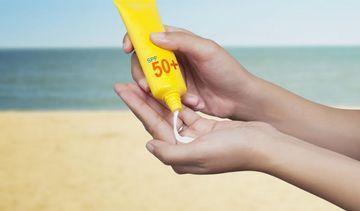 SPF, PPD i IPD – czym są tajemnicze skróty na balsamach i kremach do opalania?