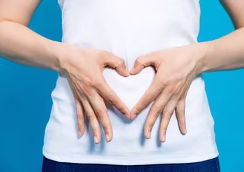 Psychobiotyki to bakterie probiotyczne, które w odpowiedniej ilości mają pozytywny wpływ na oś mózgowo-jelitową, czyli między innymi wpływają na pozytywny nastrój. Fot. Adobe Stock.