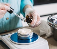 Glyceryl Stearate (stearynian glicerolu) – właściwości, zastosowanie i bezpieczeństwo w kosmetykach