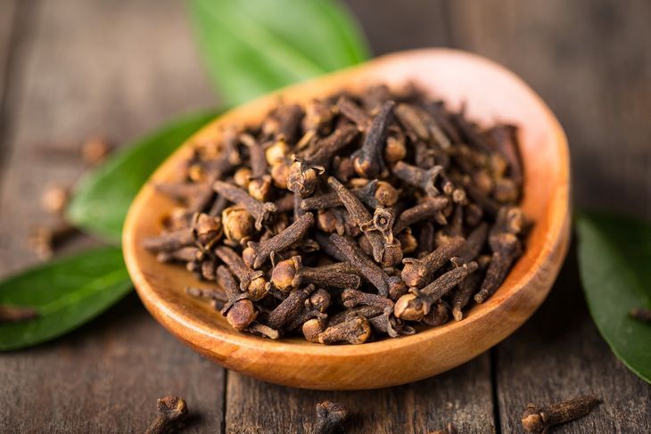 Goździki są nie tylko aromatyczną przyprawą, lecz także naturalnym środkiem przeciwbólowym (łagodzą ból zębów, migrenę). Poza tym odświeżają oddech i wzmacniają odporność! Fot. Adobe Stock.