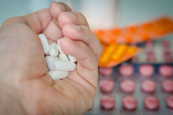 Ser, mleko, lody mleczne i inne produkty zawierające wapń mogą zmniejszać lub blokować wchłanianie niektórych leków. W interakcje z wapniem wchodzą tetracykliny, fluorochinolony czy doustne leki przeczyszczające z bisakodylem