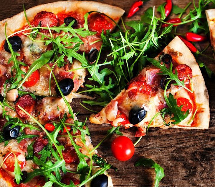 Pizza to danie, które chyba nigdy nie wyjdzie z mody. Włoscy naukowcy twierdzą, że jadanie pizzy obniża ryzyko raka. Spowalnia procesy starzenia oraz chroni przed miażdżycą. Wszystko dzięki likopenowi, który zawarty jest w pomidorach