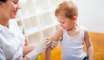Szczepienia na krztusiec – kiedy są obowiązkowe, w jakim wieku się je podaje? Czy dorośli powinni się doszczepiać na krztusiec?
