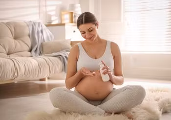 31 tydzień ciąży – by nie pojawiły się rozstępy zaleca się nawilżanie skóry na brzuchu kosmetykami dla mam z emolientami.  