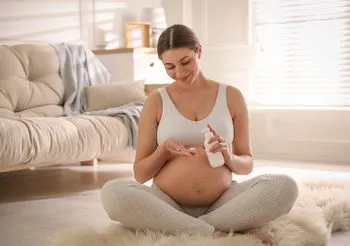 31 tydzień ciąży – by nie pojawiły się rozstępy zaleca się nawilżanie skóry na brzuchu kosmetykami dla mam z emolientami.  