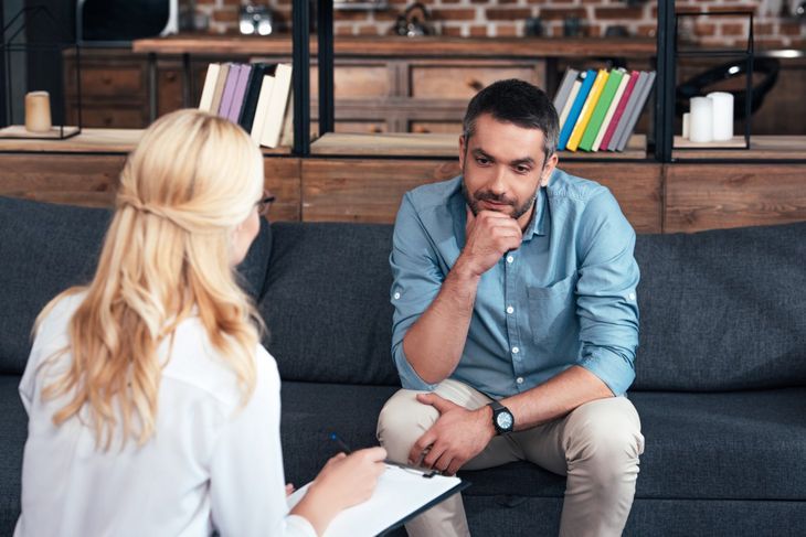 ADHD u dorosłych można leczyć poprzez terapię z psychologiem.