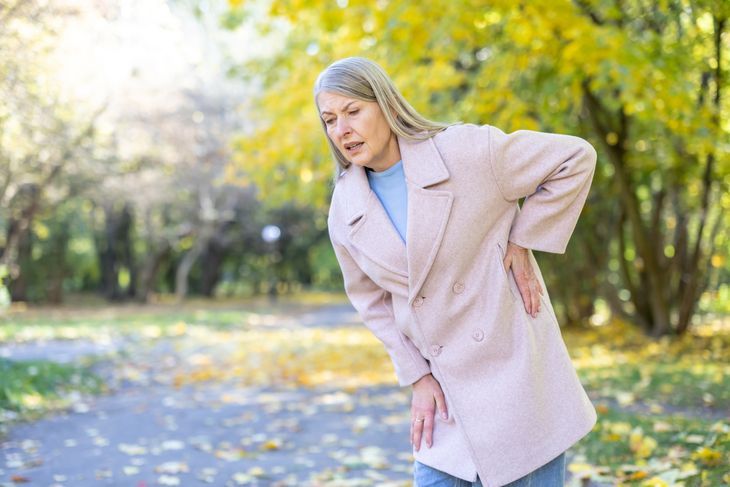 Typowa kolka nerkowa objawia się poprzez nagły bardzo silny ból po lewej lub prawej stronie w okolicy nerki.