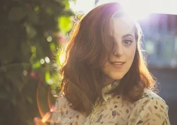 Ceramidy w kosmetykach chronią skórę i włosy przed utratą wody oraz szkodliwym działaniem słońca czy zanieczyszczeń powietrza. 