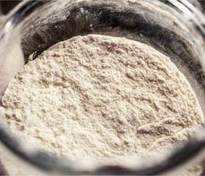 Mika (mica) – działanie, właściwości i zastosowanie minerału w kosmetykach