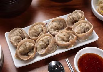 Bezglutenowe uszka z kapustą i grzybami są bezpieczne dla osób z alergiami pokarmowymi. Mąka gryczana i mąka z tapioki korzystnie wpływają na trawienie. Fot. Adobe Stock.