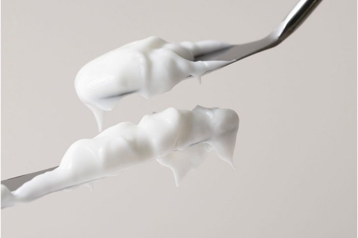 Caprylic/Capric Triglyceride zmiękcza skórę, poprawia poślizg i ogranicza utratę wody.