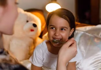 Zestaw witamin dla dzieci pozwala dostarczyć podstawowych witamin, gdy ich niedobór występuje mimo stosowania odpowiedniej diety. Fot. Adobe Stock.