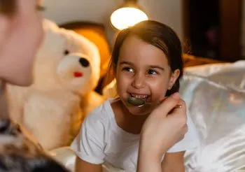 Zestaw witamin dla dzieci pozwala dostarczyć podstawowych witamin, gdy ich niedobór występuje mimo stosowania odpowiedniej diety. Fot. Adobe Stock.