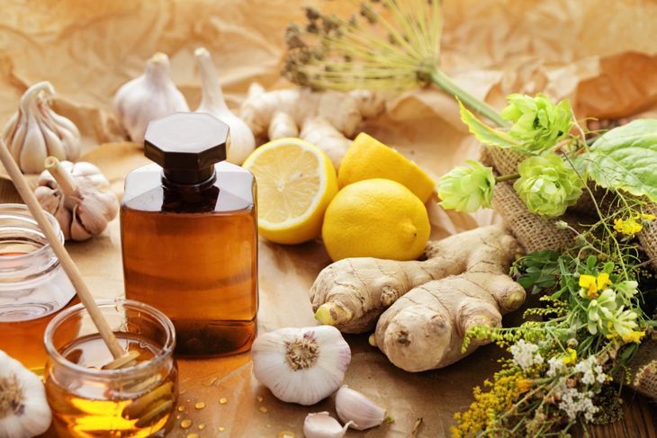 Syrop z imbiru, miodu, cytryny i czosnku działa jak naturalny antybiotyk.