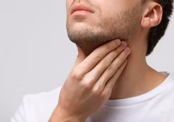 Pierwsze kamienie migdałkowe to zwykle zapowiedź kolejnych kamieni, które będą się pojawiać pomimo regularnego usuwania. Grudki odtwarzają się do 3 tygodni, początkowo są niewielkie, ale gdy uzyskują duży rozmiar, można je wykaszleć. Fot. Adobe Stock.