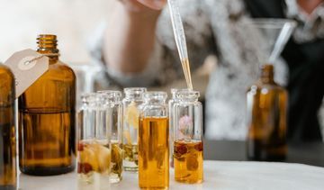 Alpha-Isomethyl Ionone w kosmetykach – właściwości, zastosowanie i bezpieczeństwo