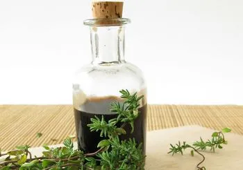 Głównym składnikiem syropu tymiankowego jest wyciąg z tymianku pospolitego – drobnej krzewinki, która oprócz zastosowania w ogrodnictwie i kuchni ma też spore znaczenie w medycynie.