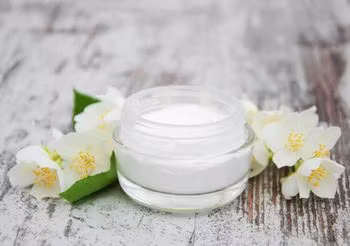 krem w przezroczystym opakowaniu