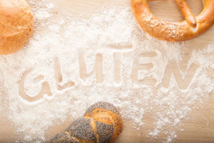 słowo gluten napisane palcem w rozsypanej mące