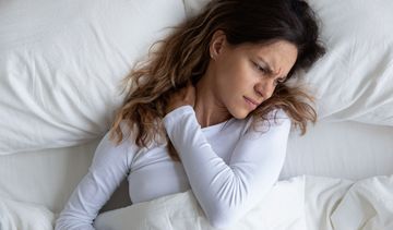 Objawy rwy barkowej (ramiennej). Jak spać przy rwie barkowej?