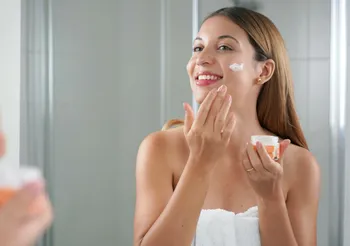 Krem z retinolem należy nakładać na noc, ponieważ uwrażliwia skórę na działanie promieni słonecznych. Fot. Adobe Stock.