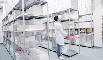 Skąd się biorą problemy z dostępnością leków? Jak sobie radzić, kiedy naszego leku nie ma w aptece?