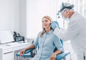 W przypadku wystąpienia piszczenia w uszach należy się zgłosić do laryngologa. Za pomocą otoskopu oceni on wnętrze ucha i stan błony bębenkowej.