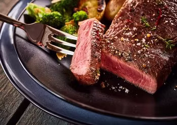 Czerwone mięso, np. wołowinę, należy jadać rzadko, a jeśli już, kupować surową i dusić lub piec.