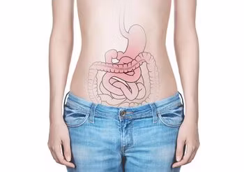 kobieta odczuwa ból brzucha