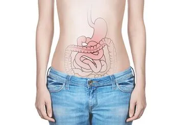 kobieta odczuwa ból brzucha