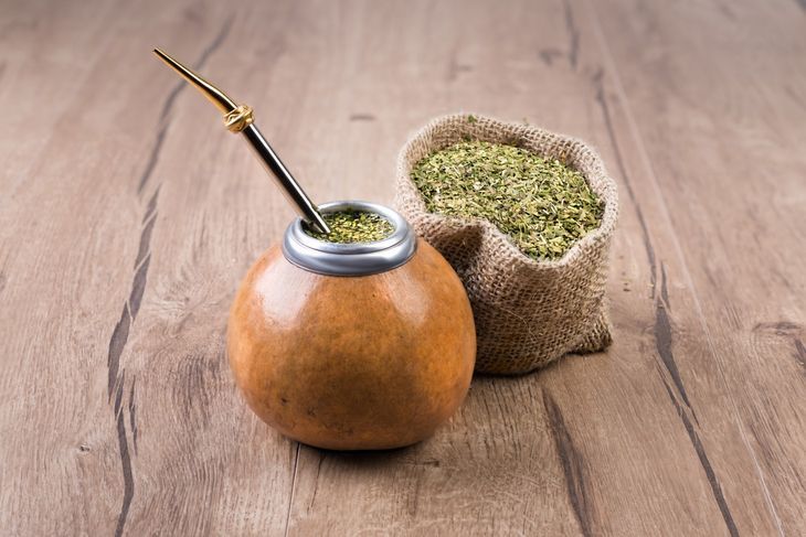 Yerba mate pije się zwykle w okrągłym naczyniu zrobionym z drewna albo tykwy. Do oddzielania fusów służy metalowa rurka z filtrem. Fot. Adobe Stock. 