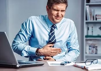 Nerwica żołądka to zaburzenie czynnościowe przewodu pokarmowego wywołane stresem, silnymi przeżyciami. Mogą się pojawić wzdęcia, nudności, biegunki lub zaparcia, bóle brzucha lub kolki. Fot. Adobe Stock.