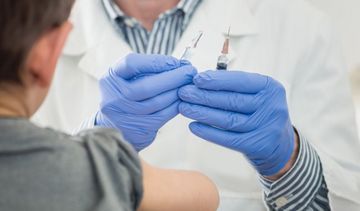 Gorączka po szczepieniu − jak długo trwa i jak ją zbijać?