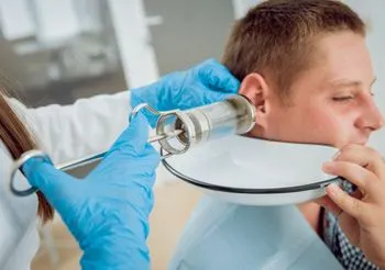 Płukanie uszu najbezpieczniej wykonywać u laryngologa. Lekarz zazwyczaj stosuje tzw. żanetę, czyli dużą strzykawkę typu Janette, wypełnioną ciepłą wodą.