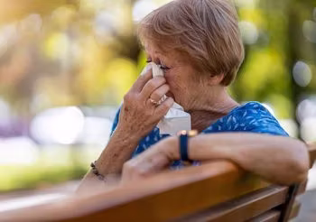 Łzawienie oczu może pojawić się po ekspozycji na słońce. Promienie wnikają głęboko w gałkę oczną, mocno ją drażniąc. Fot. Adobe Stock.