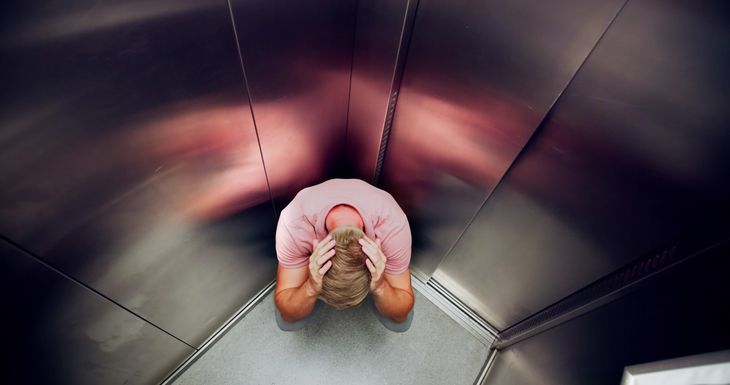 Klaustrofobia to strach przed przebywaniem w małych i zamkniętych pomieszczeniach. Objawy takie jak przyspieszone bicie serca, duszności, uczucie gorąca, można odczuwać na przykład w windzie.