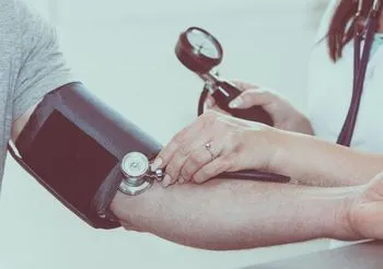 Lekarka merzy ciśnienie pacjentowi