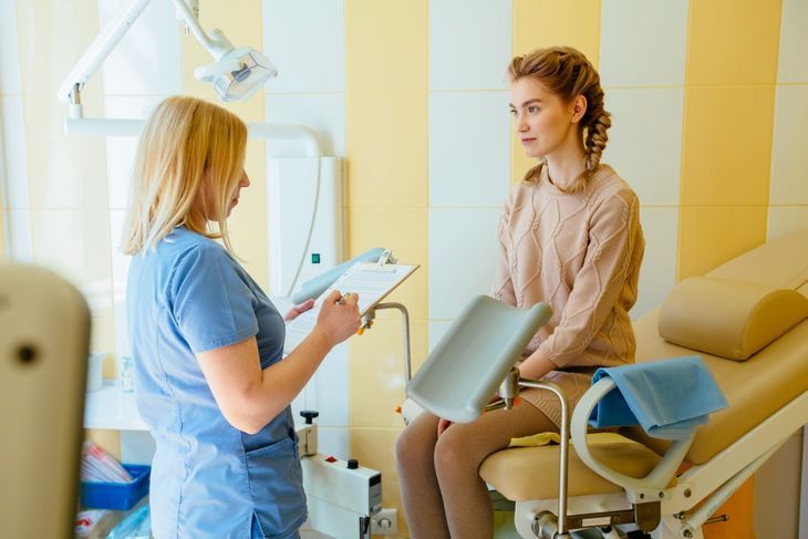 Nawracanie infekcji intymnych powinno być skonsultowane z lekarzem - ginekologiem, urologiem albo wenerologiem. Fot. Adobe Stock.