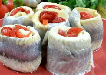 Śledzie powinny jeść osoby cierpiące na choroby układu krążenia i niedokrwistość. Zawierają cenne składniki, które działają przeciwmiażdżycowo. Trudno znaleźć inną rybę o tak cennych właściwościach odżywczych. 